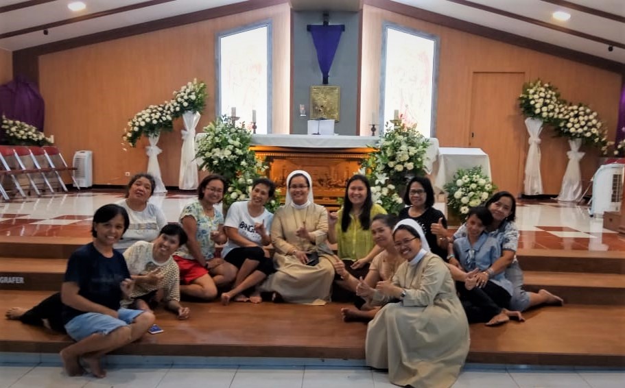 tata bunga alltar telah siap-ok